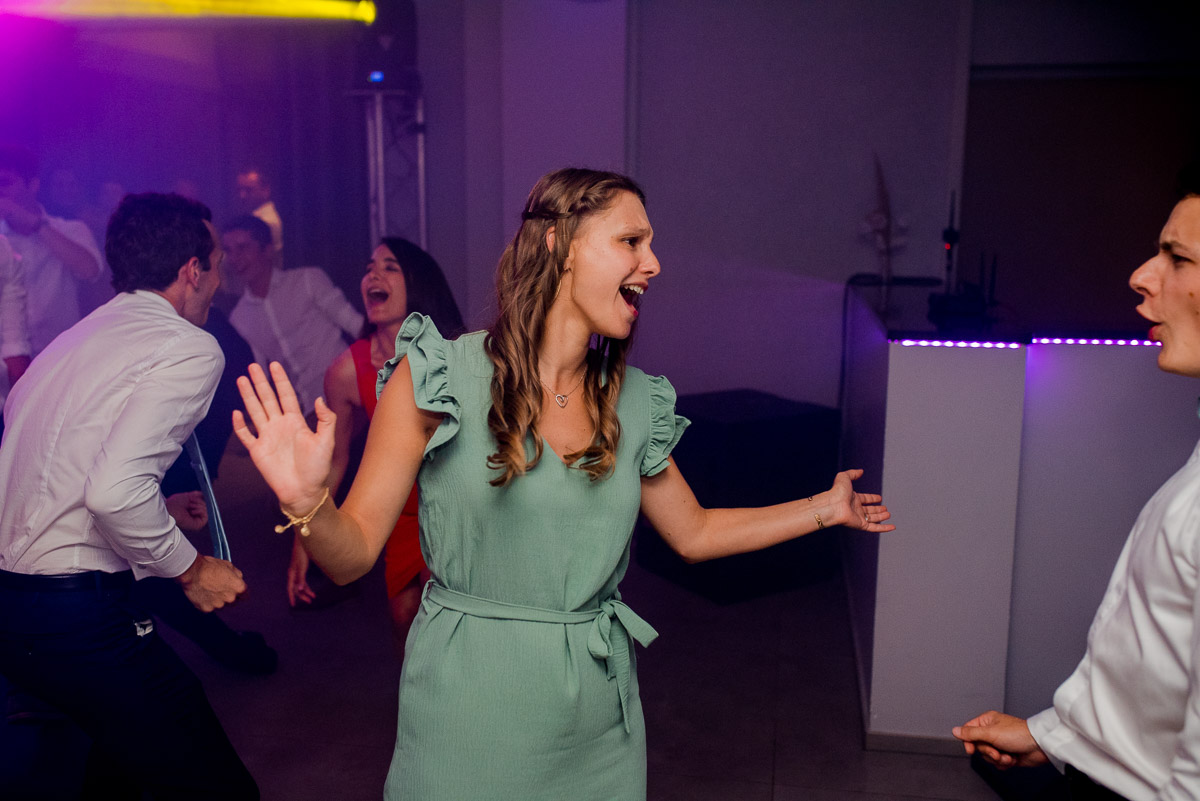 invitée enflamme la piste de danse